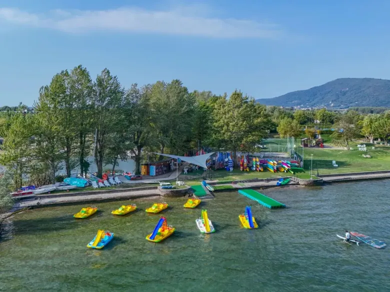 Übersichtsfoto: Wassersport auf dem Campingplatz Roan Village Bella Iseo.