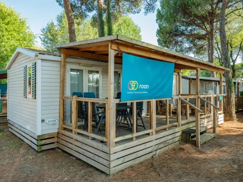 Luxuriöse Lounge-Mobilheime von Roan auf dem Campingplatz Adriano Family Collection.