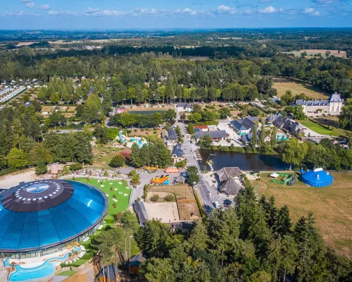 Luftaufnahme des Roan Camping des Ormes.