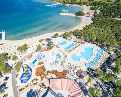Überblick über Strand, Pool und Theater auf dem Campingplatz Roan Zaton Holiday resort.