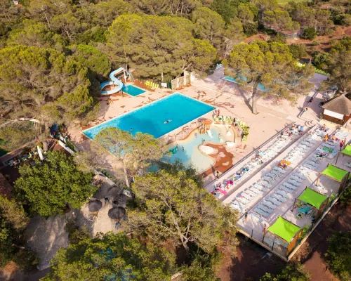 Drohnenaufnahme des Swimmingpools auf dem Roan-Campingplatz La Pierre Verte.