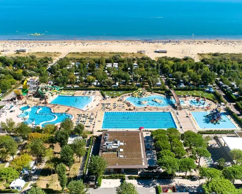 Drohnenaufnahme der Pools auf dem Roan-Campingplatz Marina Di Venezia.