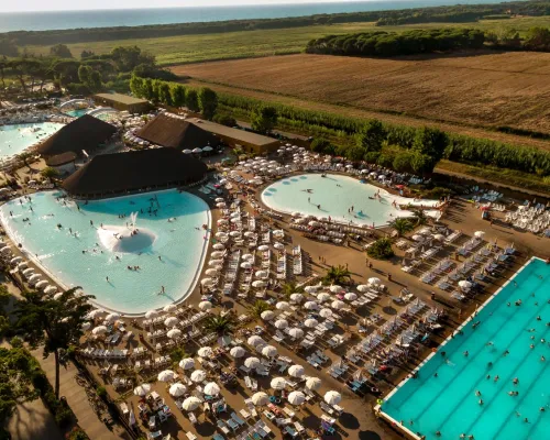 Überblick über den Poolkomplex auf dem Roan Camping Park Albatros.