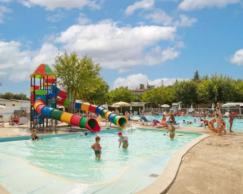 Kinder im Pool auf dem Roan Camping Butterfly.