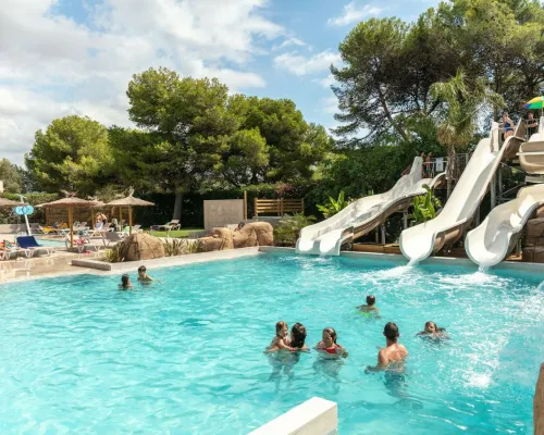 Schwimmbad mit Rutschen auf dem Roan Campingplatz El Garrofer.