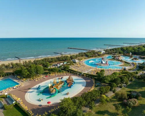 Übersicht über das Schwimmbad auf dem Roan Campingplatz Pra'delle Torri.