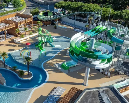 Erneuertes Schwimmbad mit kühlen Rutschen und Wasserspielplatz auf dem Campingplatz Le Domaine du Clarys.