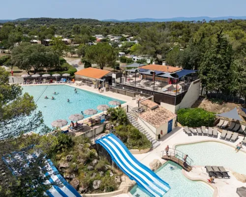 Das Schwimmbad mit Rutschen auf dem Campingplatz Roan Domaine de la Noguière.