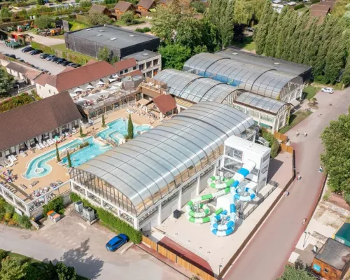 Übersicht über das Hallen- und Freibad des Campingplatzes La Croix du Vieux Pont in Roan.