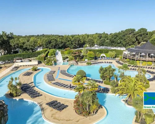 Das schöne Schwimmbad des Campingplatzes La Grande Métairie in Roan.