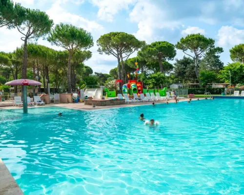 Schwimmbad mit Liegestühlen auf dem Campingplatz Roan Del Forte.