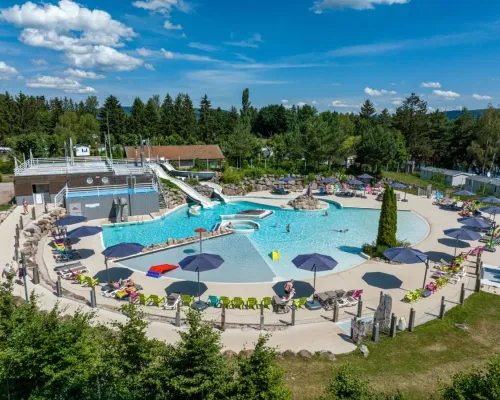 Schwimmbad auf dem Campingplatz Roan Domaine des Bans.