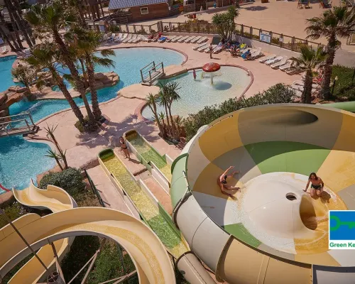 Mehrere lustige Rutschen mit Tornadorutsche auf dem Roan-Campingplatz Le Petit Mousse.