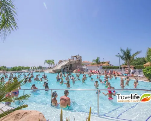 Übersicht über das Schwimmbad auf dem Roan Campingplatz Alannia Els Prats.