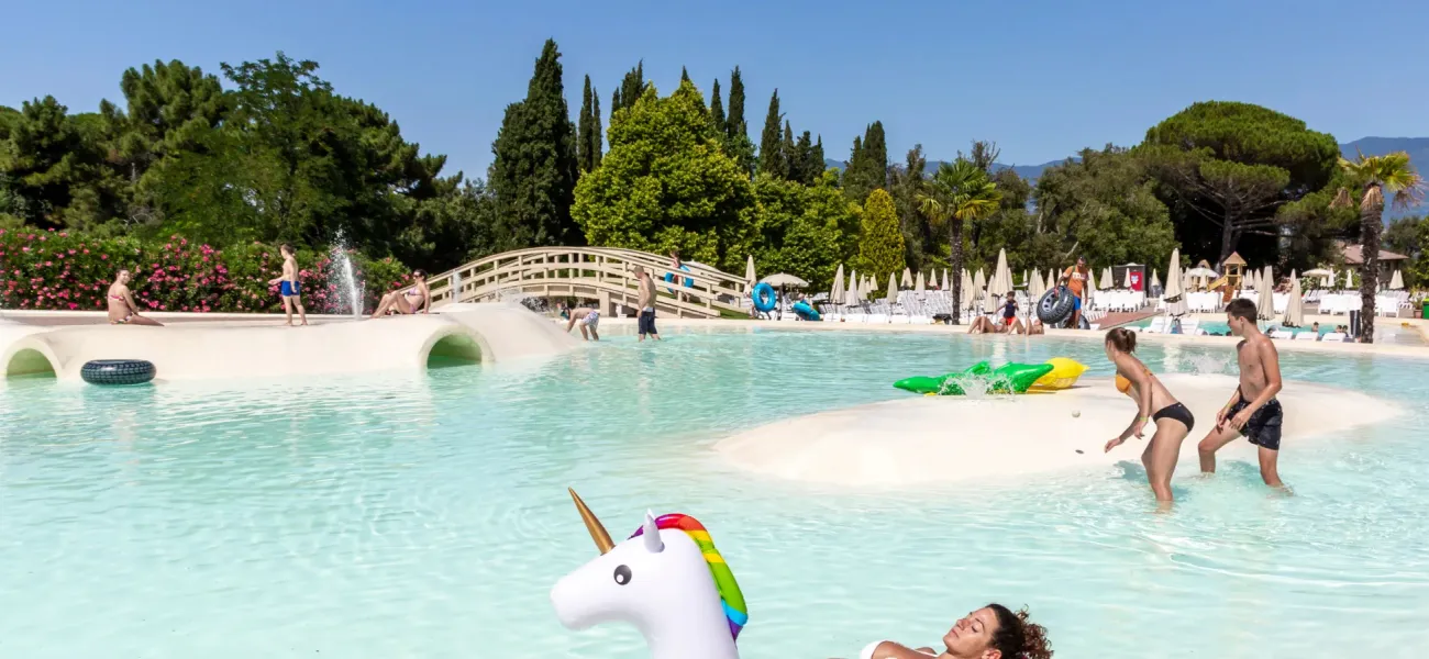 Überblick über einen der Pools des Roan Camping Norcenni Girasole Club.