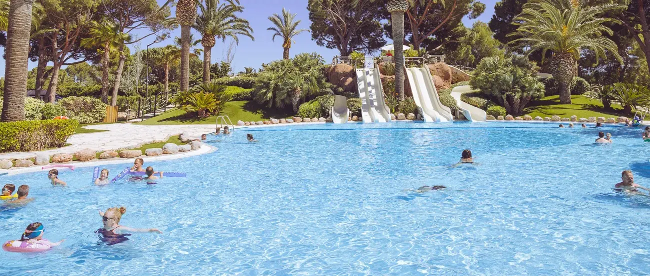 Schwimmbad mit Rutschen auf dem Roan Campingplatz Playa Montroig.