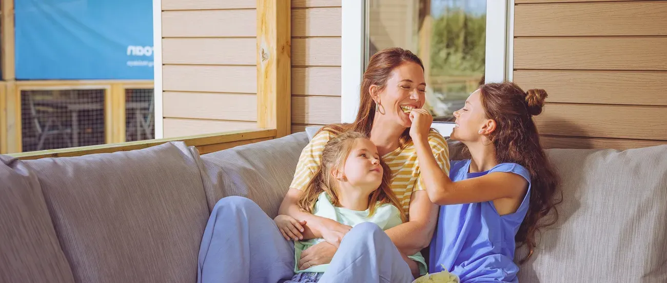 Eine Frau liegt mit einem Buch in der Sonne in einem Roan-Wohnmobil.