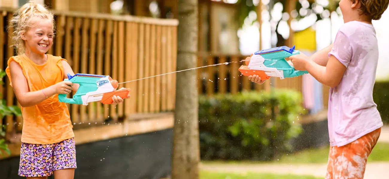 Spielende Kinder auf dem Campingplatz Roan in Frankreich.