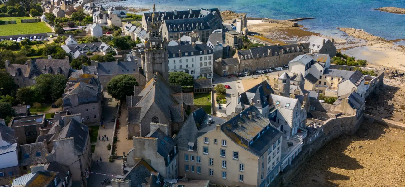 Luftaufnahme der Stadt in der Bretagne in Frankreich.