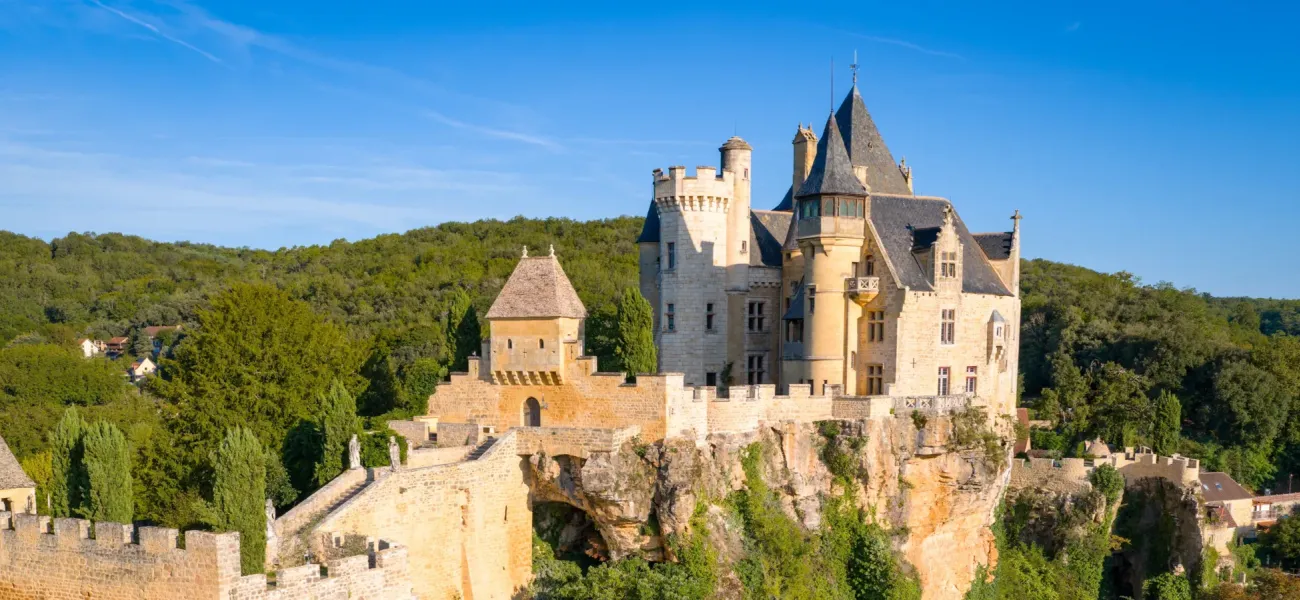 Luftaufnahme des Château de Montfort in der Dordogne.