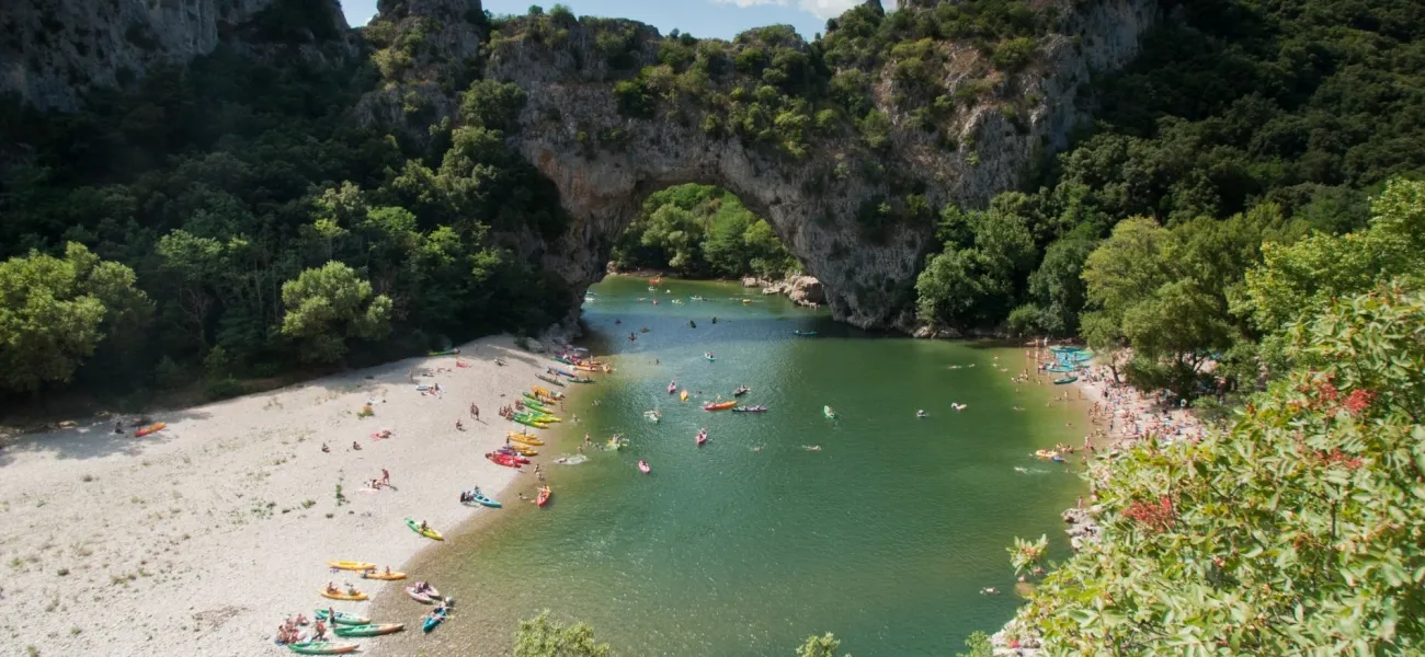Die von der Natur geformte Brücke Pont-d'Arc in der Nähe des Campingplatzes Roan in der Ardèche.