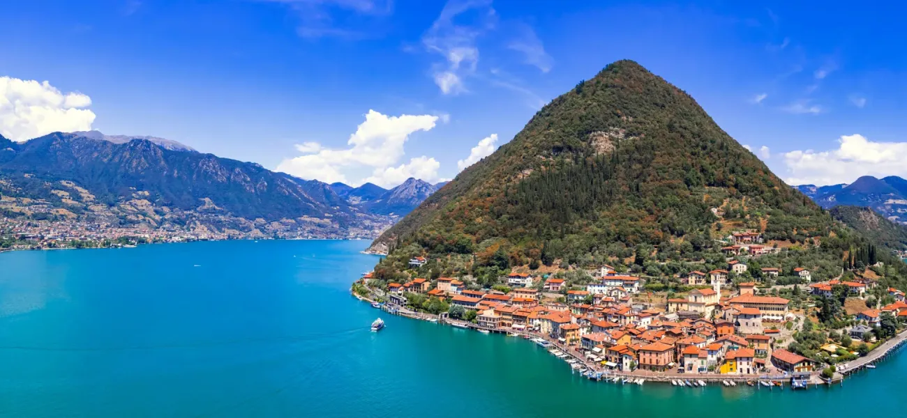 Blick auf den Iseosee, an dem sich der Campingplatz Roan Village Bella Iseo befindet.