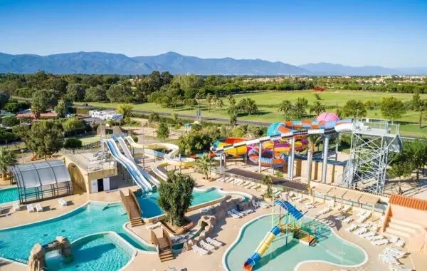 Ein Überblick über das Schwimmbad auf dem Campingplatz Roan Le Soleil de la Méditerranée.