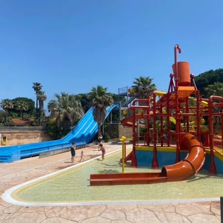 Idyllischen engen Gassen mit Terrassen